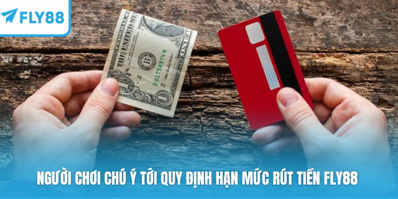 Người chơi chú ý tới quy định hạn mức rút tiền FLY88 
